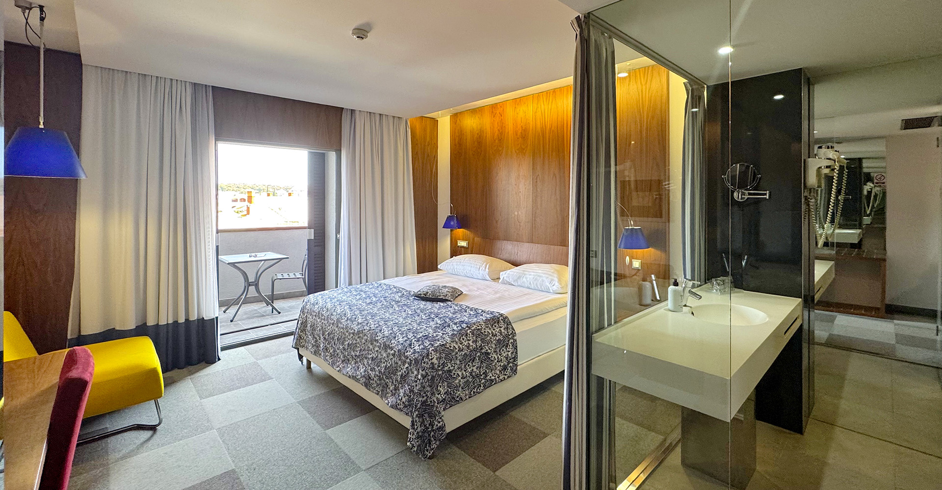 HOTEL IN-Doppelzimmer mit Balkon und seitlichem Meerblick-01