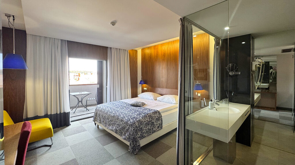 HOTEL IN-Doppelzimmer mit Balkon und seitlichem Meerblick-02